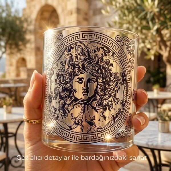 Medusa'nın Gizemi - İsme Özel Viski Bardağı & Ahşap Altlık Seti