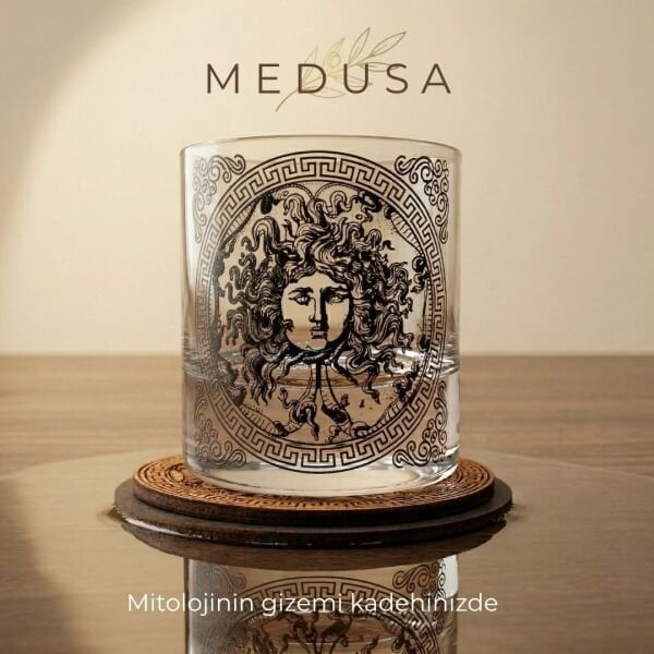 Medusa'nın Gizemi - İsme Özel Viski Bardağı & Ahşap Altlık Seti