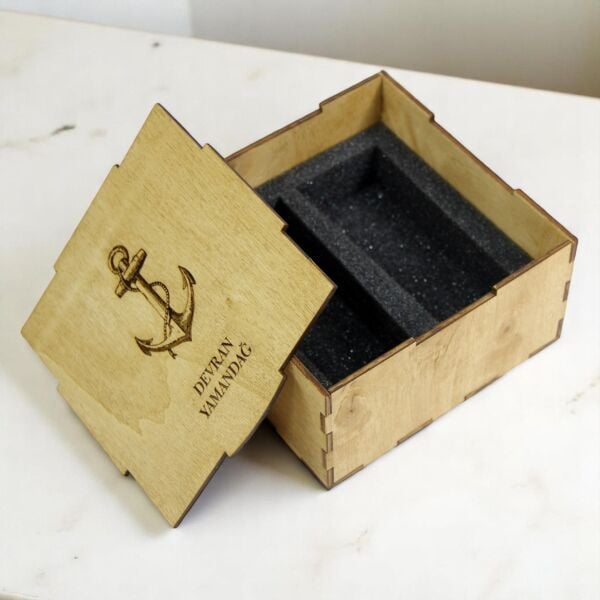 Çapa Motifli İsim Baskılı 2'li Ahşap Rakı Bardağı Kutusu