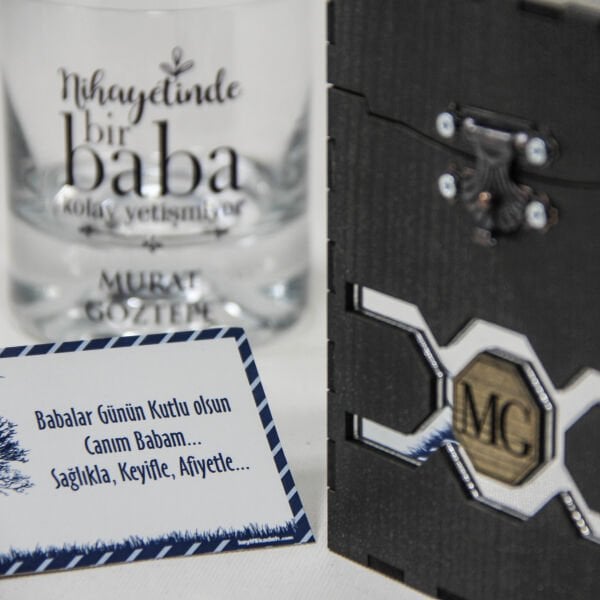 Nihayetinde Bir Baba Kolay Yetişmiyor Ahşap Kutulu Viski Bardağı